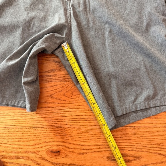 Vuori Aim Short in Grey (Size 30) - Picture 5 of 9